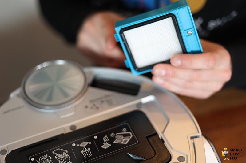 Der Filter des Samsung Jet Bot AI Saugroboters wird herausgenommen.